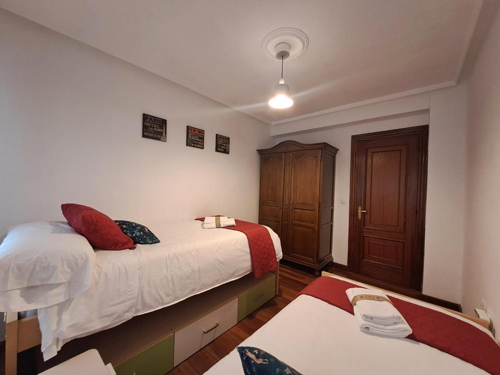Apartamento Amplio, centro, zona Begoña y al lado de la playa Gijón Exterior foto
